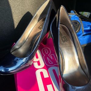 9 & Co navy pumps